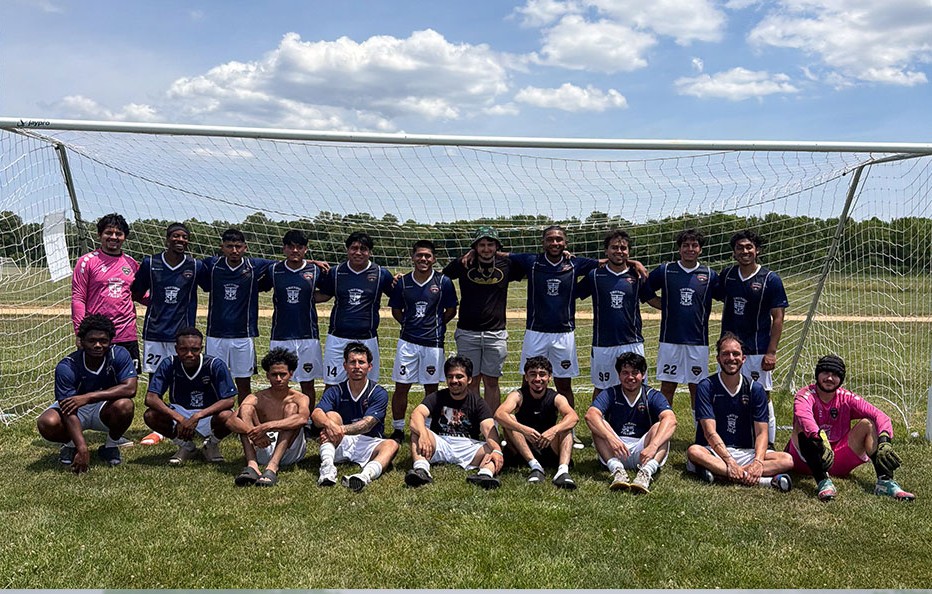 Atlético Cartago team gathered together on the field